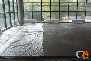 Под пленкой просматривается деформационный шов-это места перехода зоны контактной стяжки на зону плавающей стяжки пола | превью