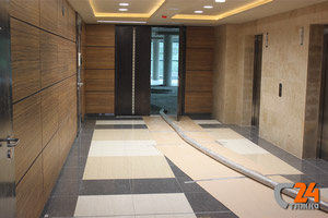 Рукав уложен на оргалит и в дальнейшем прижимается мешками с песком, чтобы не повредить отделку | превью