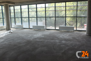 Свежеуложенная стяжка пола укрывается пленкой для предотвращения неравномерного высыхания | превью