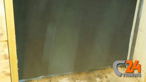 Стяжка пола в санузле загородного деревянного дома по водяному теплому полу | превью