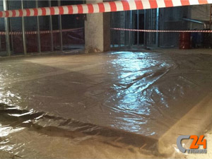 Стяжка пола укрывается пленкой на время созревания | превью