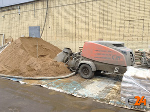 Размещение пневмонагнетателя и материала для производства стяжки пола | превью