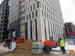 Размещение оборудования и материалов для стяжки пола на придомовой территории