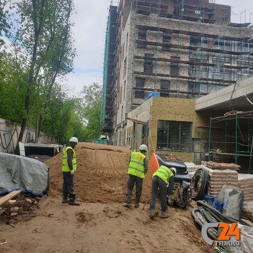 площадка с материалами для стяжки пола