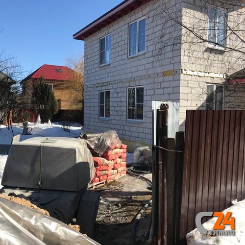 строительная площадка с материалом для полусухой стяжки пола