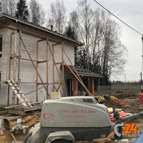 пневмонагнетатель для стяжки пола на стройплощадке