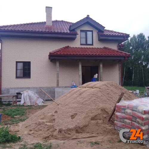 песок и цемент для стяжки на площадке у коттеджа