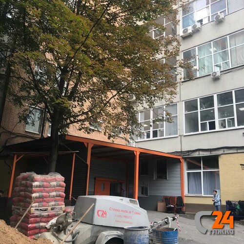 площадка с материалами и техникой для механизированной стяжки пола