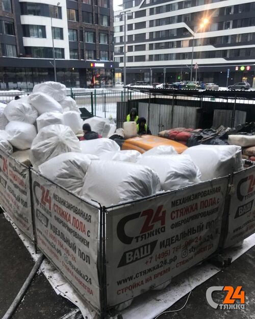 стройплощадка с материалам для стяжки пола