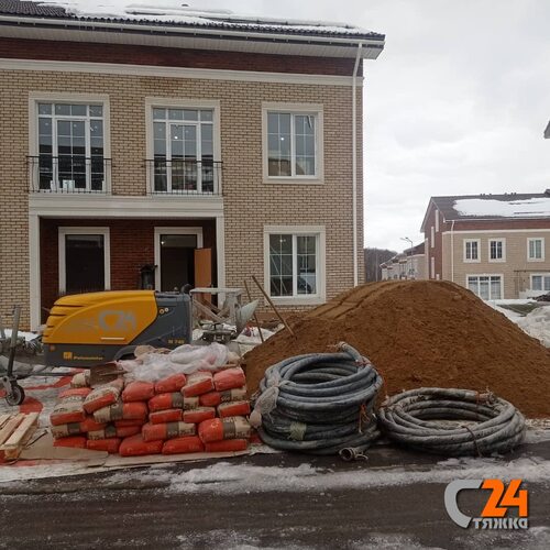 техника и материалы на площадке для стяжки пола